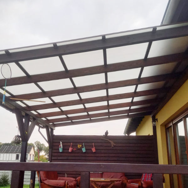 Zadaszenia konstrukcji drewnianych Zadaszenia ogrodowe wykonane z aluminium lub stali. Poliwęglan komorowy, lity, szkło