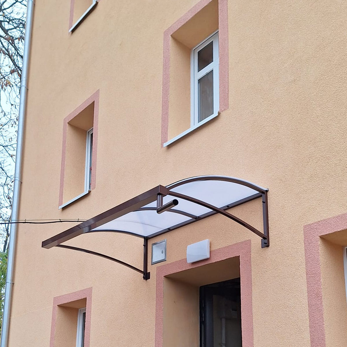 Daszek nad drzwiami