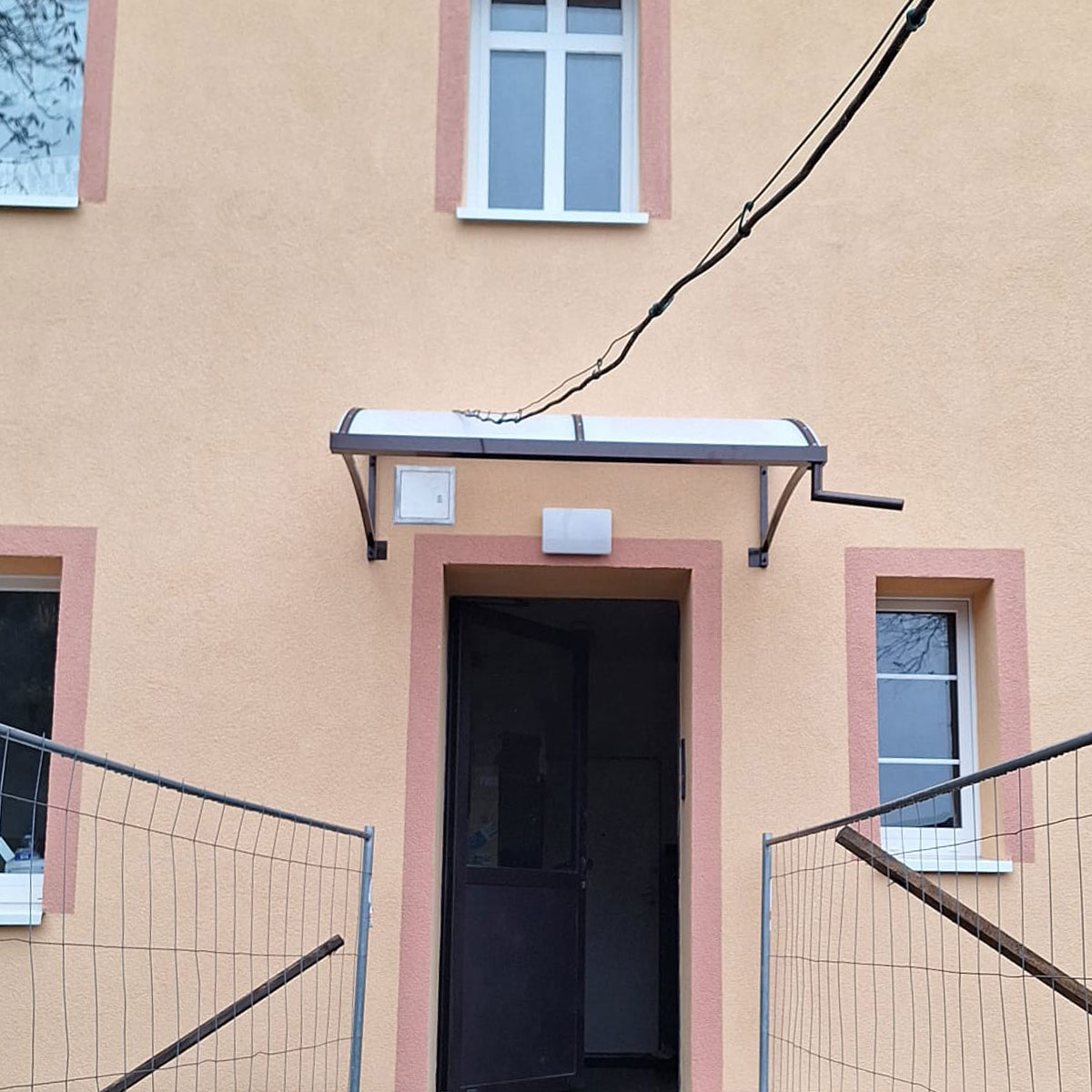 Daszek nad drzwiami