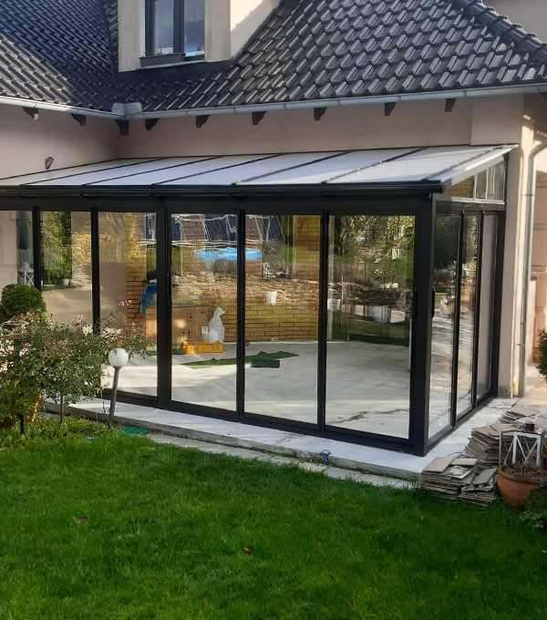 Ogród zimowy z wykorzystaniem szkła i aluminium