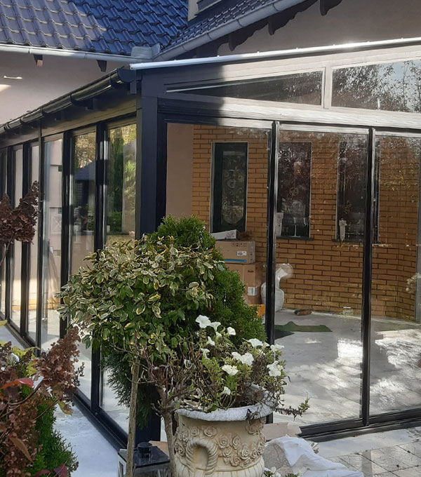 Ogród zimowy z wykorzystaniem szkła i aluminium