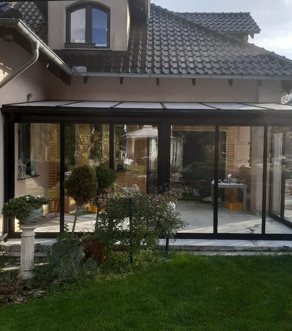 Ogród zimowy z wykorzystaniem szkła i aluminium