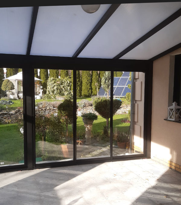 Ogród zimowy z wykorzystaniem szkła i aluminium