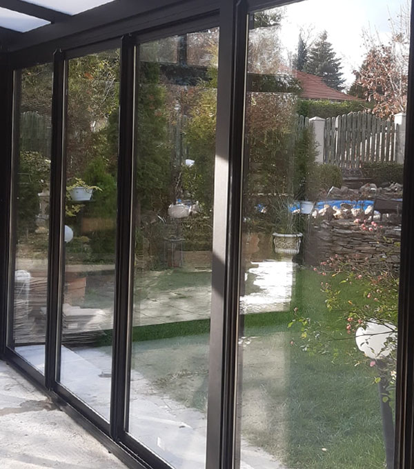 Ogród zimowy z wykorzystaniem szkła i aluminium