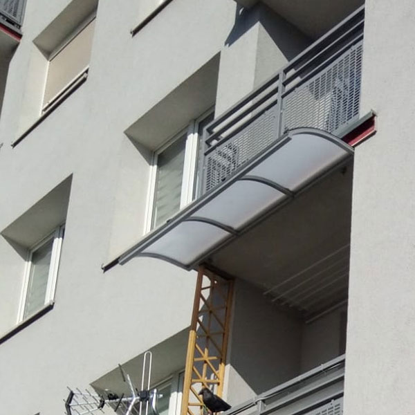 Małe zadaszenie balkonu